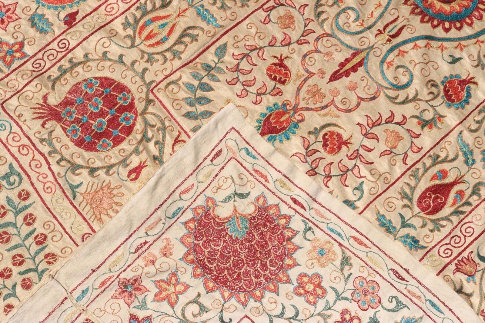 Uzbek handmade embroidery suzani. Bedspread, Bedcover, Wall hanging, Tapestry, Wall decor, Throw, tablecloth.